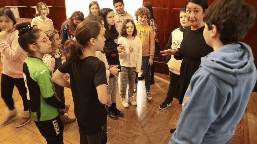 Ana Morán, a la derecha, rodeada por un grupo de músicos del Julián Orbón.