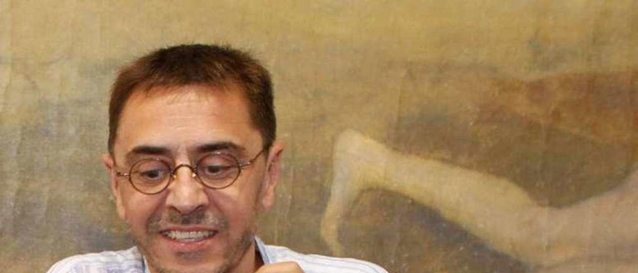 Juan Carlos Monedero, con un ejemplar de su libro. // Juan Plaza