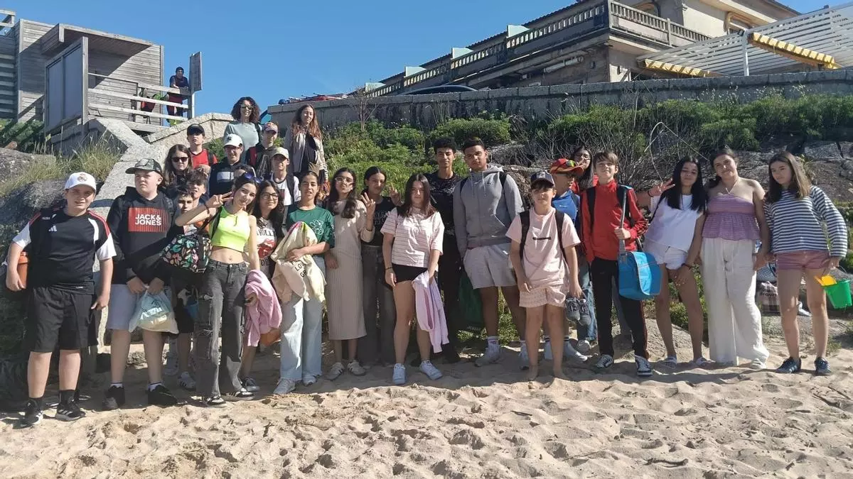 La playa de A Lanzada se transforma en un lienzo de arena para 750 jóvenes creadores gallegos