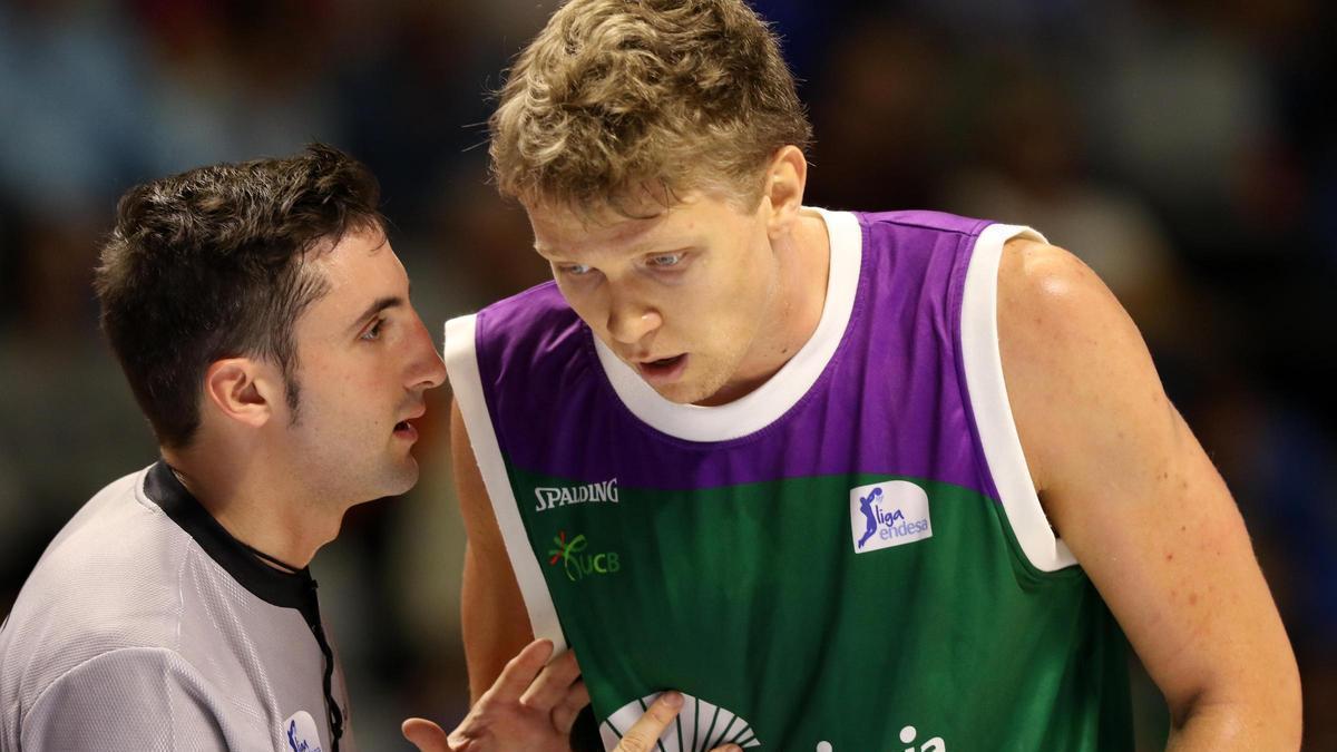 Kuzminskas habla con un árbitro.