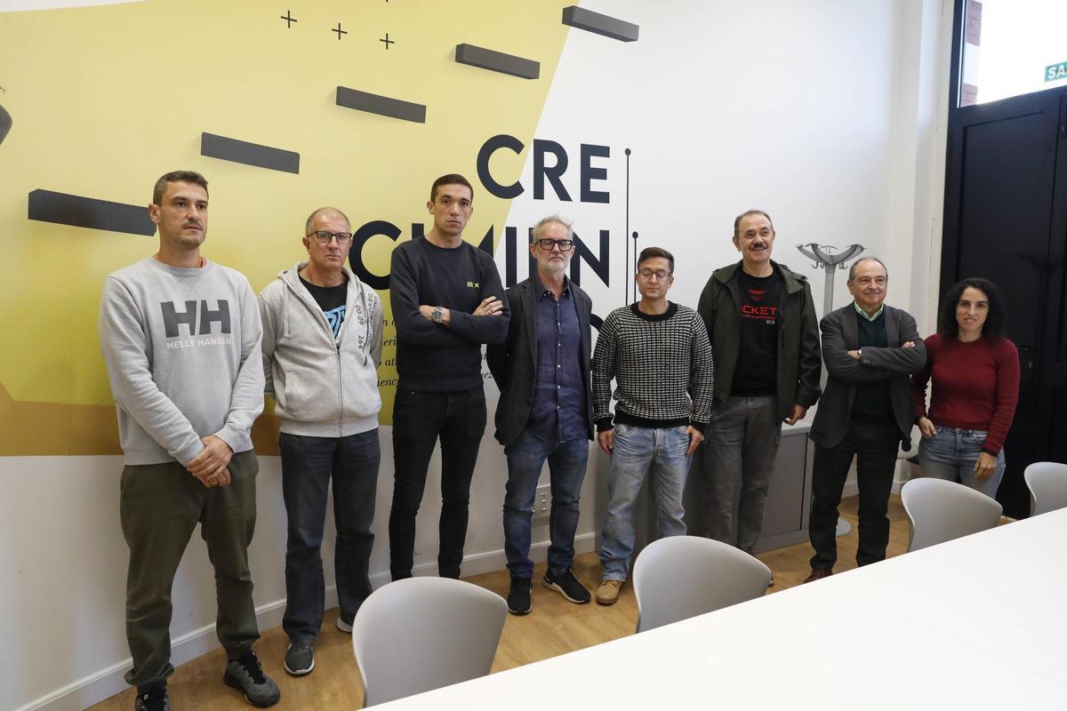 El diputado nacional Rafael Cofiño con miembros del comité de empresa de Windar y responsables de IU de Avilés.