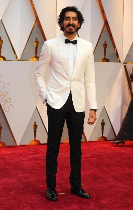 El actor de origen indio Dev Patel, con un estilo muy acertado combinando el blanco y el negro.