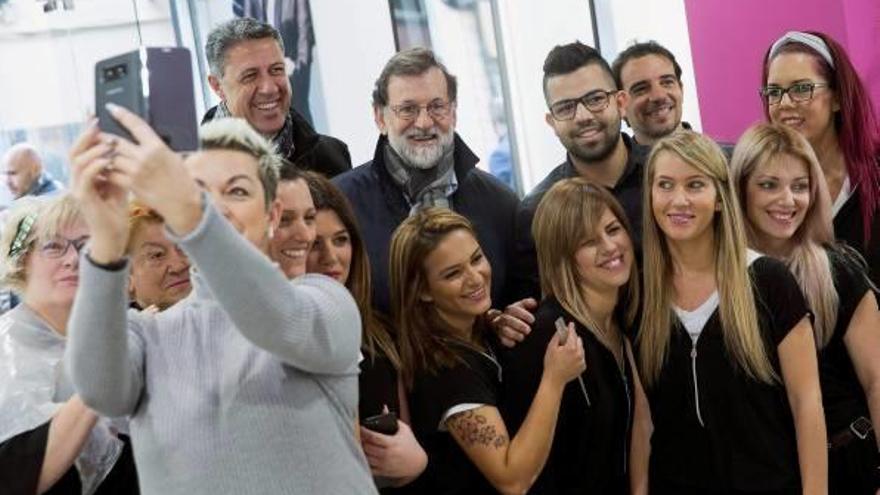 Xavier García Albiol i Mariano Rajoy, acompanyats per un grup de simpatitzants, ahir, a Castelldefels.