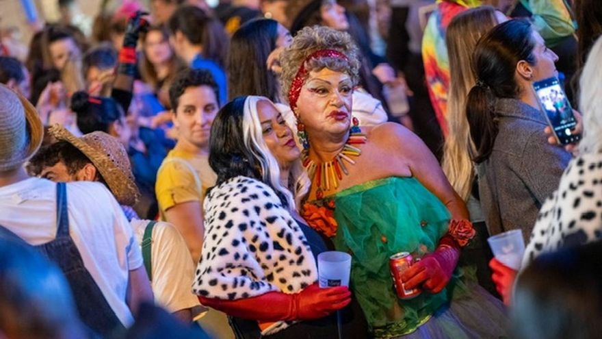 Una intensa tromba de agua provoca una estampida en el Carnaval de Las Palmas de Gran Canaria