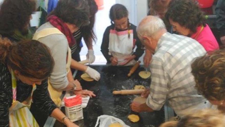 Aprendiendo los secretos de la repostería ibicenca