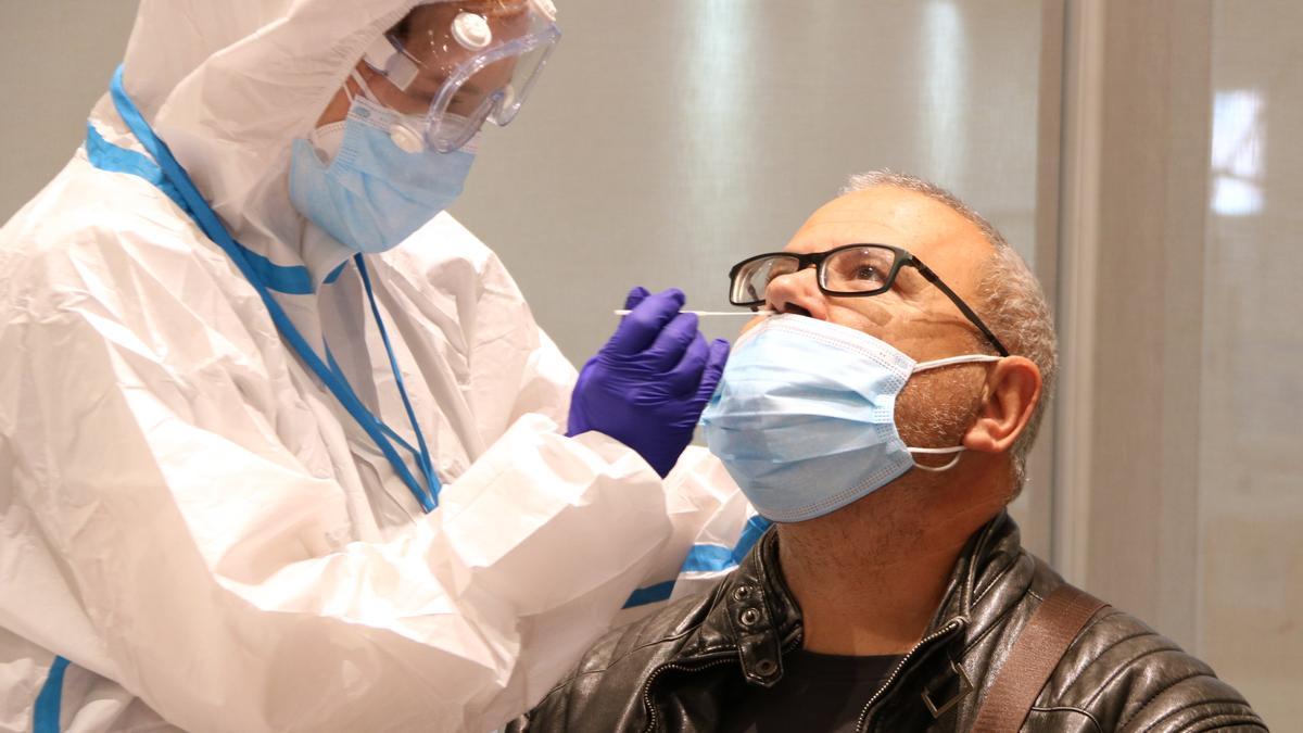 Un ciutadà se sotmet a una prova PCR al Centre Cívic Cal Balsach de Sabadell