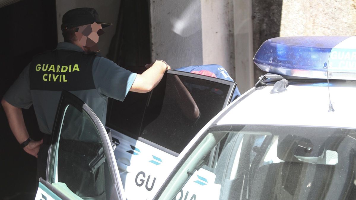 Un guardia civil durante la conducción de un detenido en el juzgado de Ponteareas