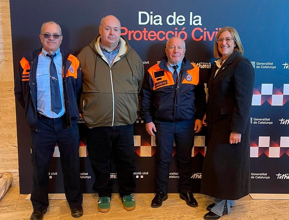 Membres de l'equip de Protecció Civil de Puigcerdà amb la regidora