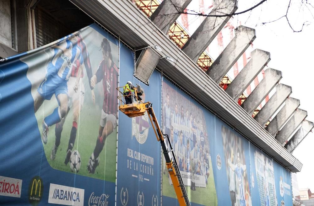 Retirada de las lonas del estadio de Riazor