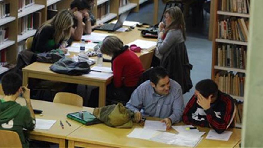 Los titulados universitarios capean la crisis y el paro solo sube punto y medio