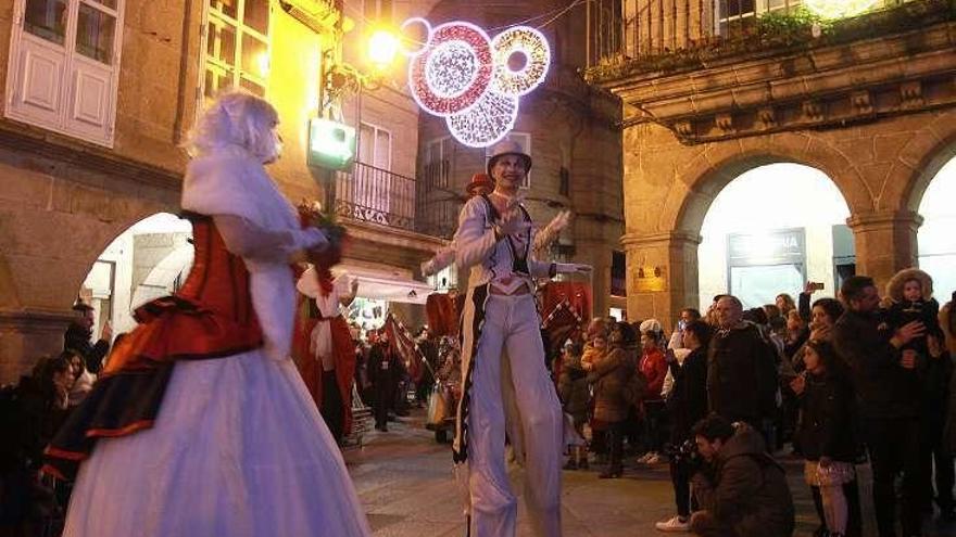 Los zancudos, en la Plaza Mayor tras recorrer la ciudad. // Iñaki Osorio