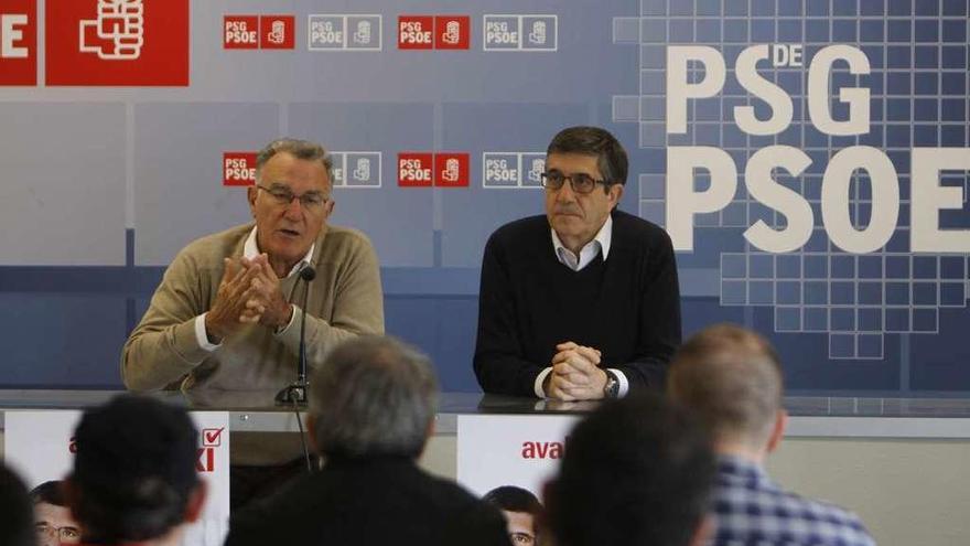 El alcalde de O Barco, Alfredo García, y Patxi López, ayer, en Ourense.