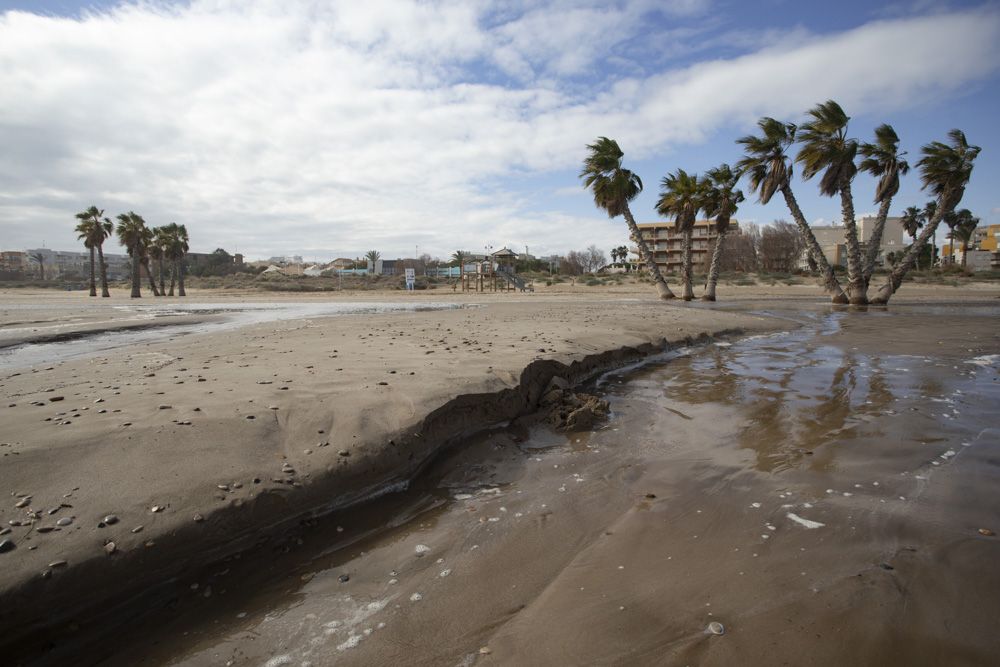 El temporal agrava la situación de la playa de Canet d'En Berenguer con nueva pérdida de arena y más piedras