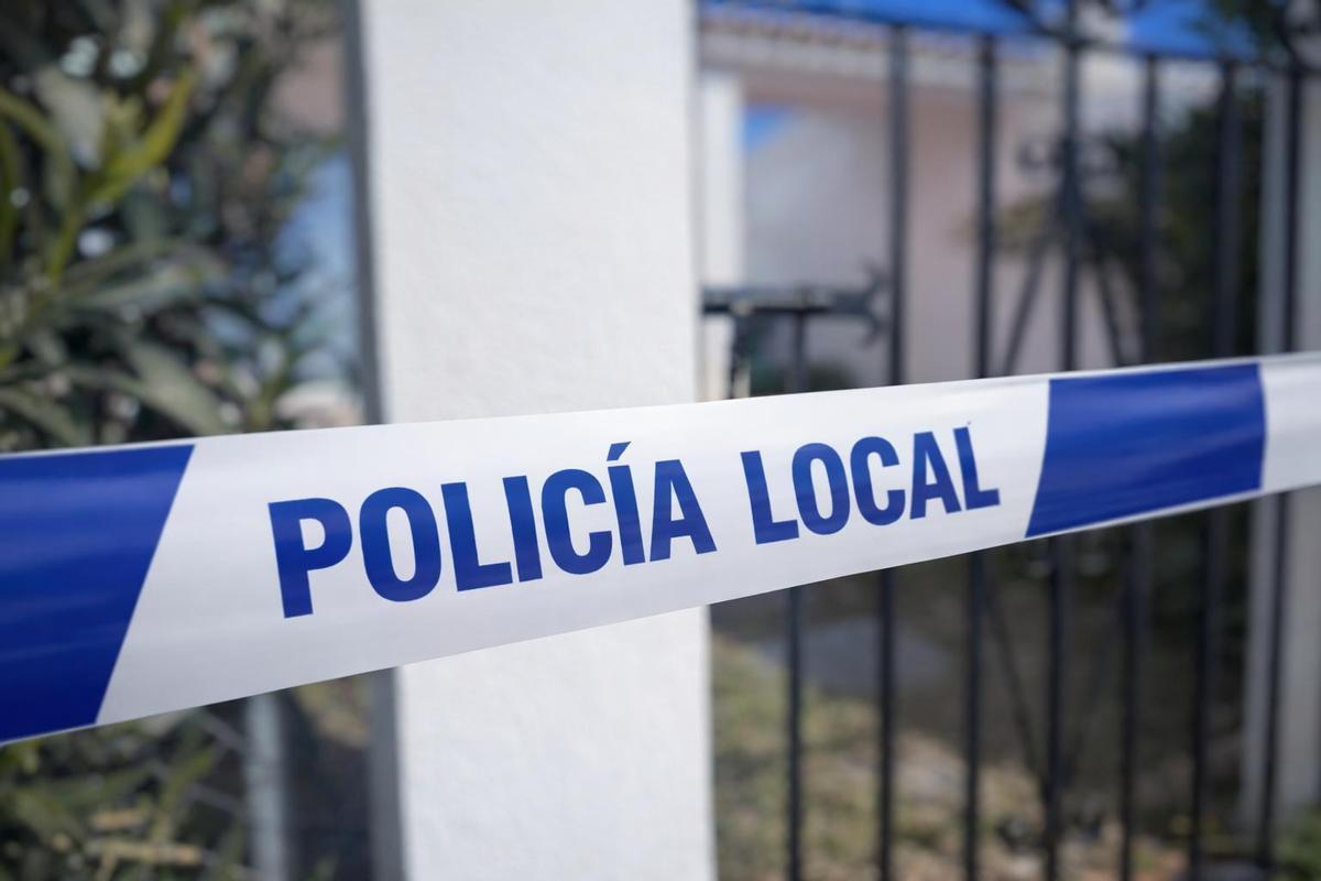 Precinto de la Policía Local de Mijas tras evitar una okupación.