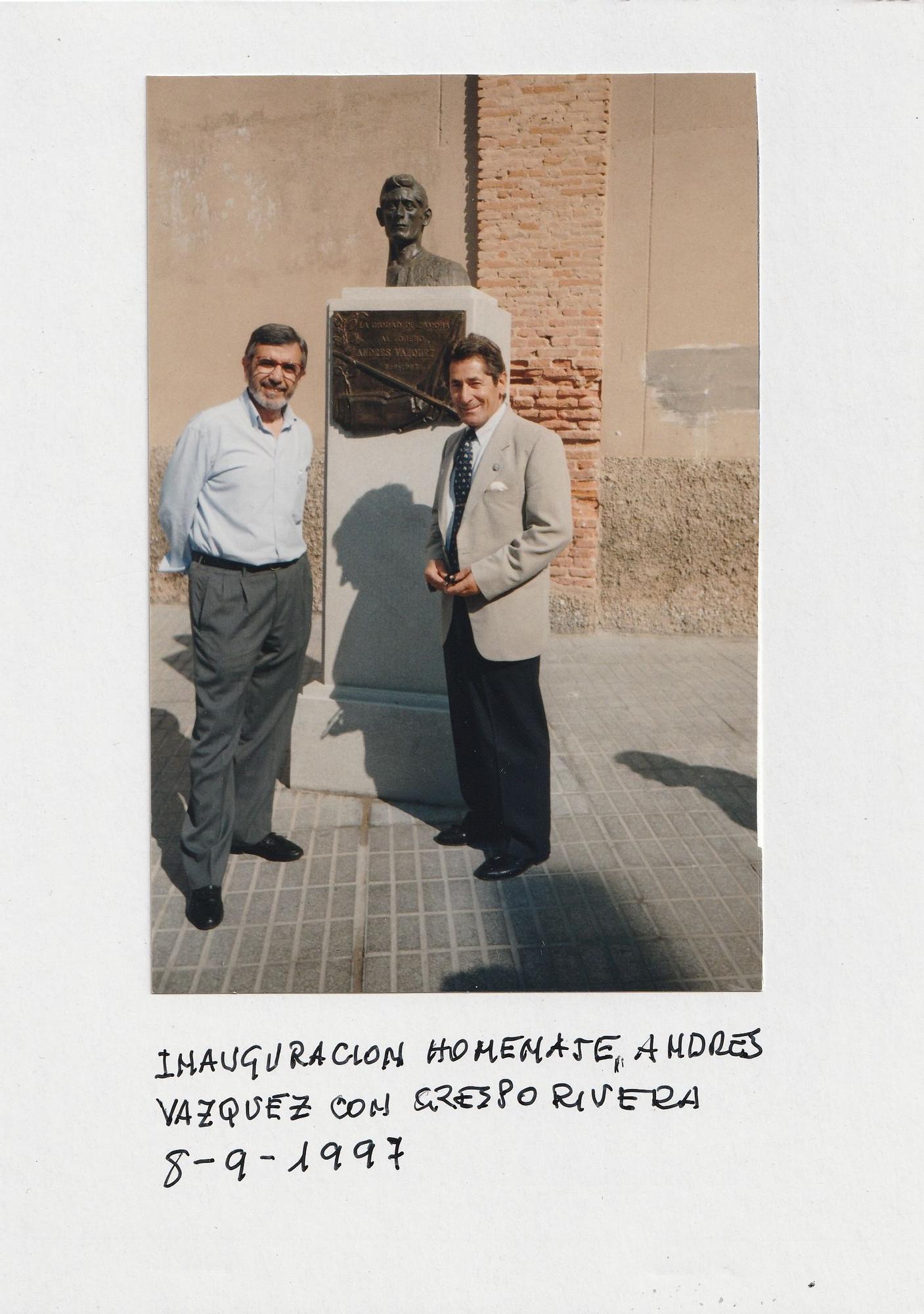 Tomás Crespo junto a Andrés Vázquez delante del busto que realizó el artista dedicado al diestro.