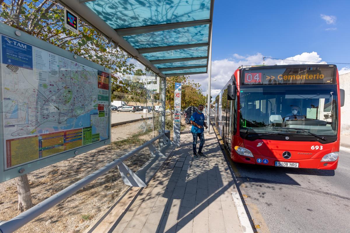 Un hombre se sube a un autobús de la línea 04.