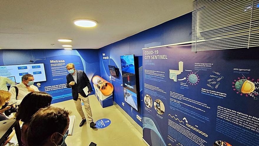El director general de Aguas de Alicante, Javier Díez Pérez, en el interior del museo, transformado digitalmente tras año y medio cerrado. | INFORMACIÓN