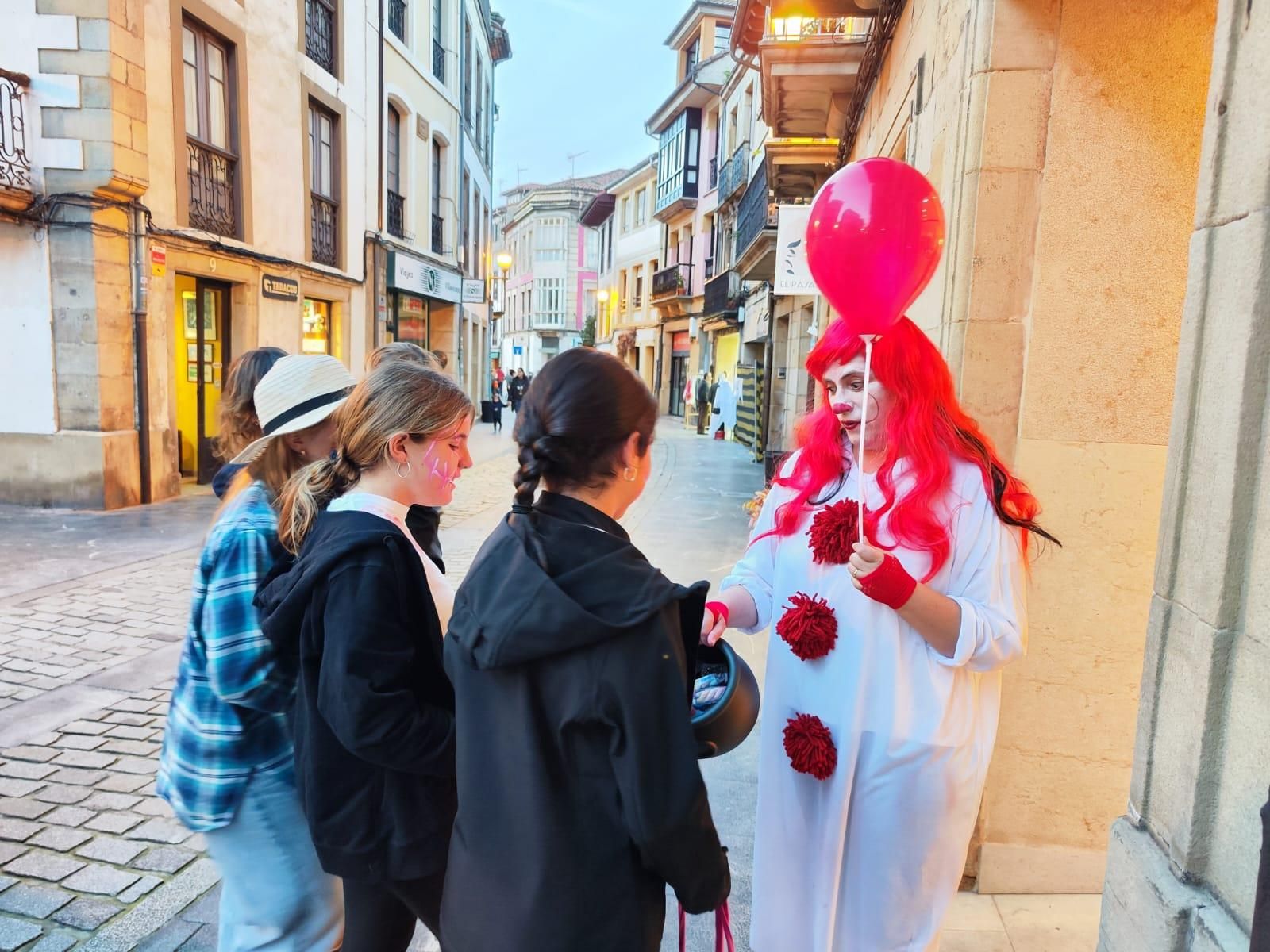 'Truco o trato': brujas, vampiros y fantasmas invaden Villaviciosa en una tarde terrorífica