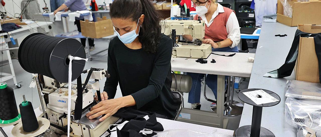 Alumnas del ciclo de  Confección y Moda, en sus prácticas en una empresa de Vigo.