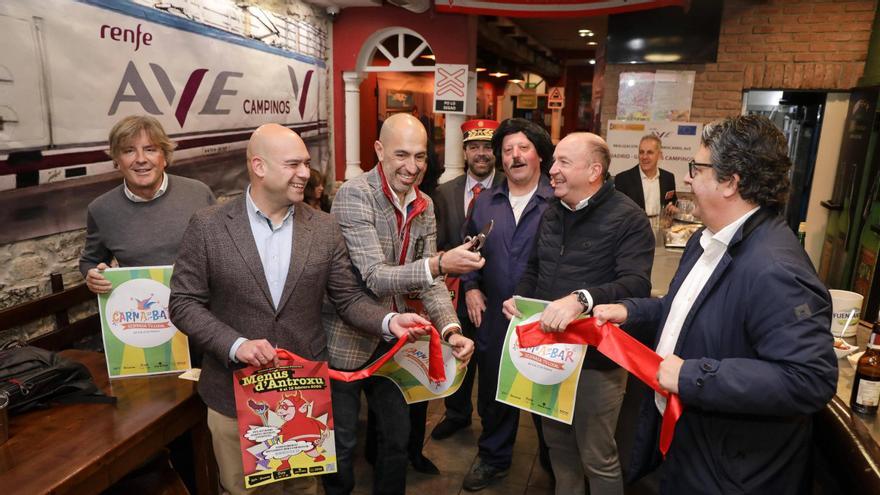 Por la izquierda, Ángel Lorenzo, Jesús Martínez Salvador, Oliver Suárez, Inés Álvarez, Juan Manuel Macho, Andrés Alonso, Javier Martínez y Fernando Losada, en la sidrería Los Campinos, durante la presentación de las jornadas gastronómicas del Antroxu.