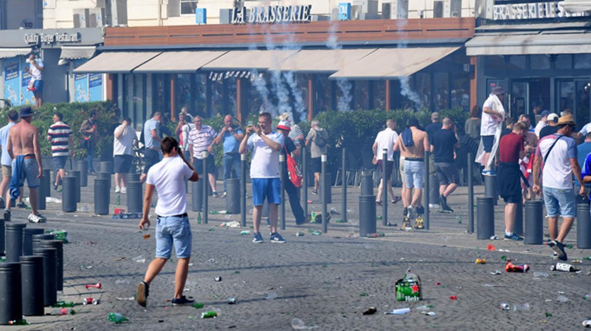 ’Hooligans’ arrasen Marsella i s’enfronten a la policia francesa.