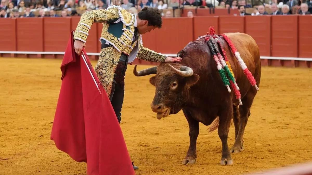 Daniel Luque sobresalió en la primera corrida de la temporada en la Plaza de la Maestranza.