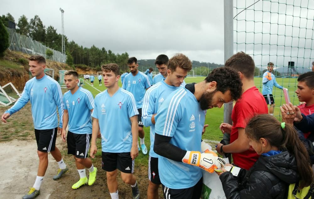 La afición disfruta del entrenamiento del Celta en el Día de Galicia