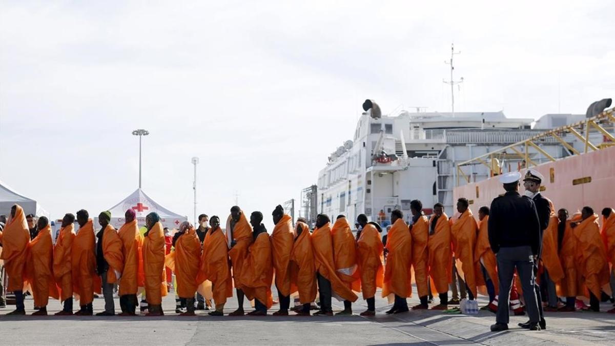 Un grupo de inmigrantes desembarca del ferry noruego Siem Pilot en el puerto de Pozzalo, en Italia.