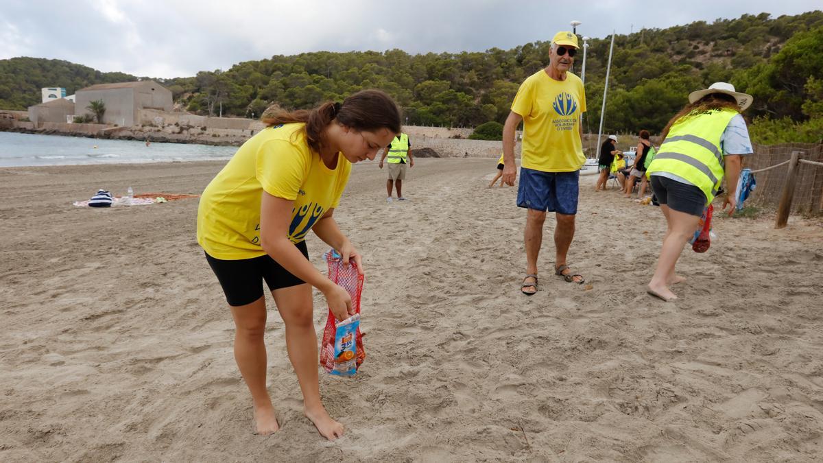 Jornada de limpieza de la playa de ses Salines por parte de voluntarios en Ibiza.