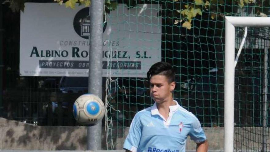 Un jugador del Celta controla el balón. // FdV