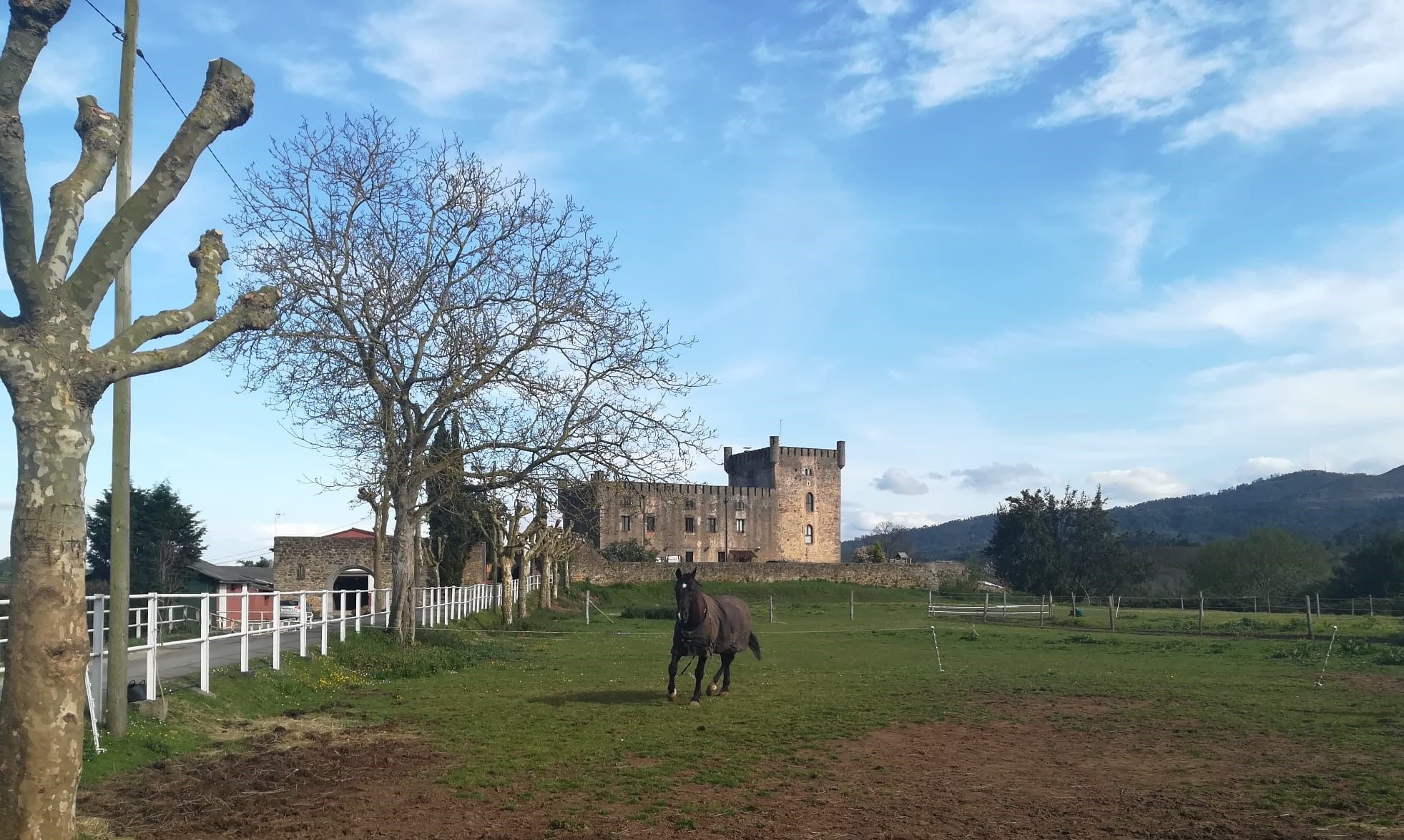 Así es San Cucao, la parroquia de los castillos y palacios de Llanera y la zona rural que más crece en población