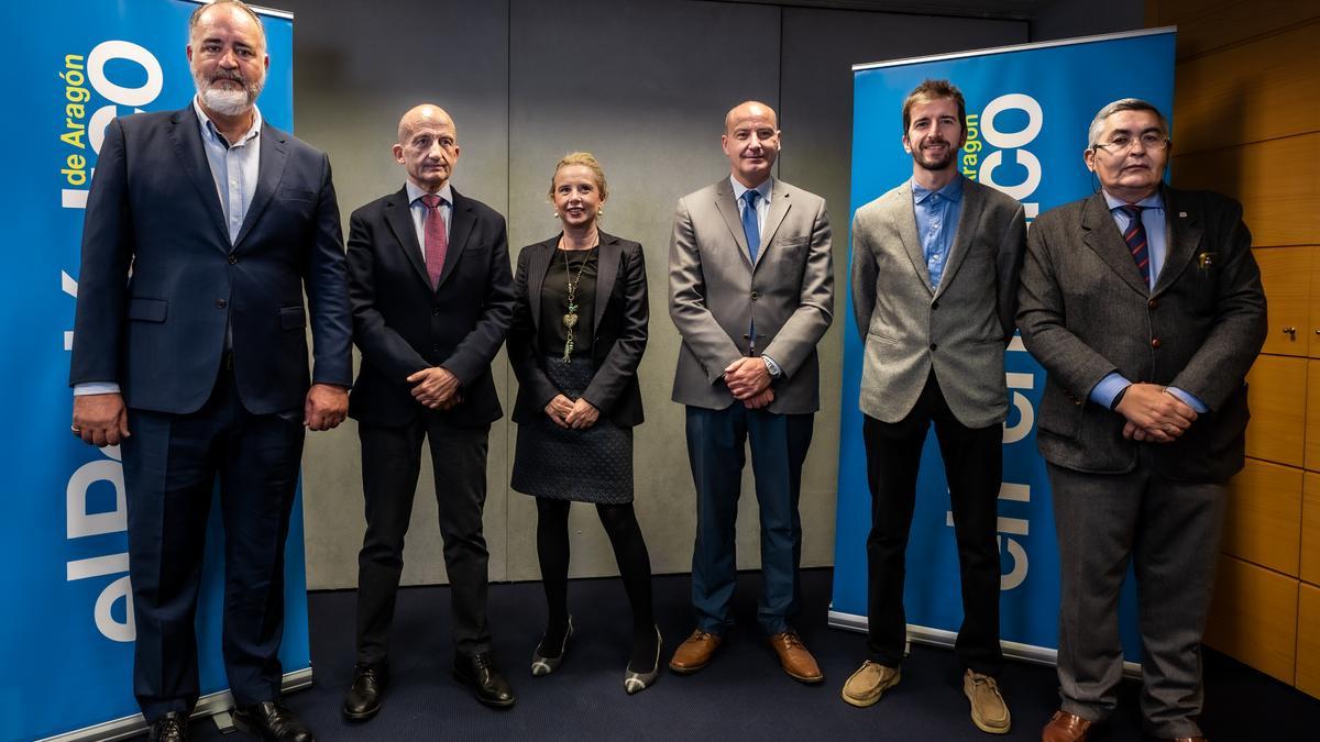 La gerente de EL PERIÓDICO DE ARAGÓN junto a los responsables de las principales empresas energéticas en la comunidad, y el director general de Energía y Minas del Gobierno de Aragón, participantes en la jornada.