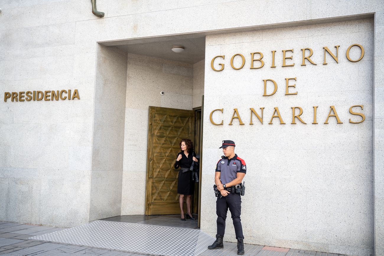 El féretro de Lorenzo Olarte llega a la Presidencia del Gobierno en Las Palmas de Gran Canaria