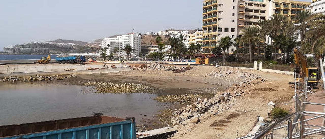 Obras de la primera fase del paseo en la playa de La Lajilla, en Arguineguín.