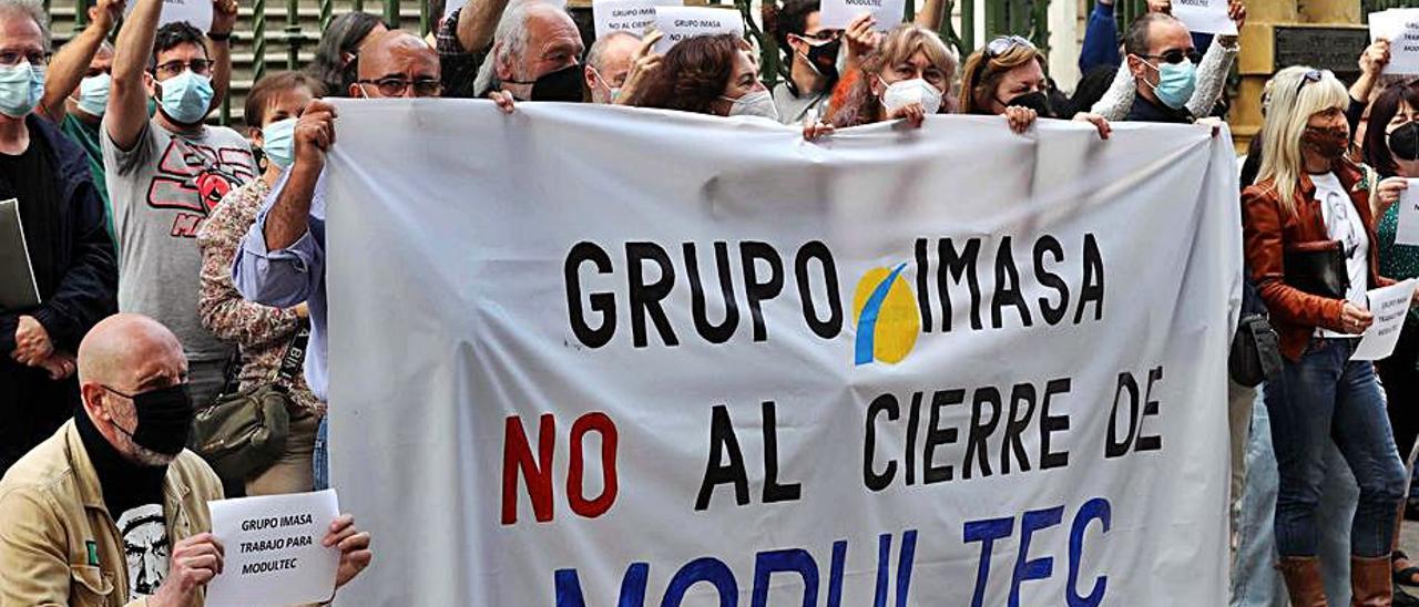 La protesta de los trabajadores a las puertas de la Junta General.