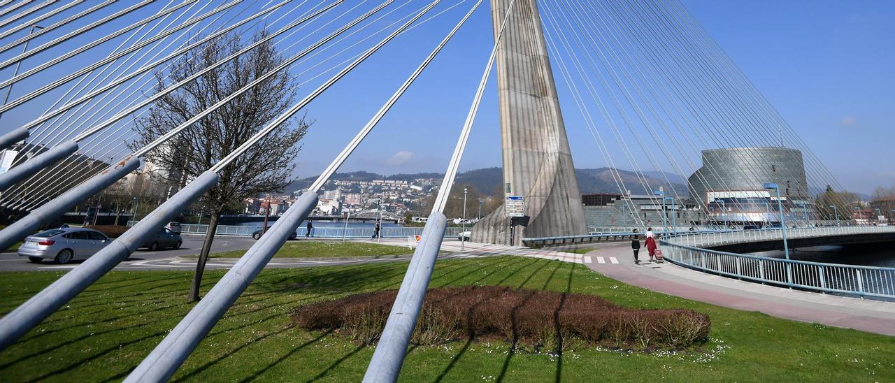 Puente de Os Tirantes, en cuya rotonda próxima a José Malvar se produjeron los hechos.