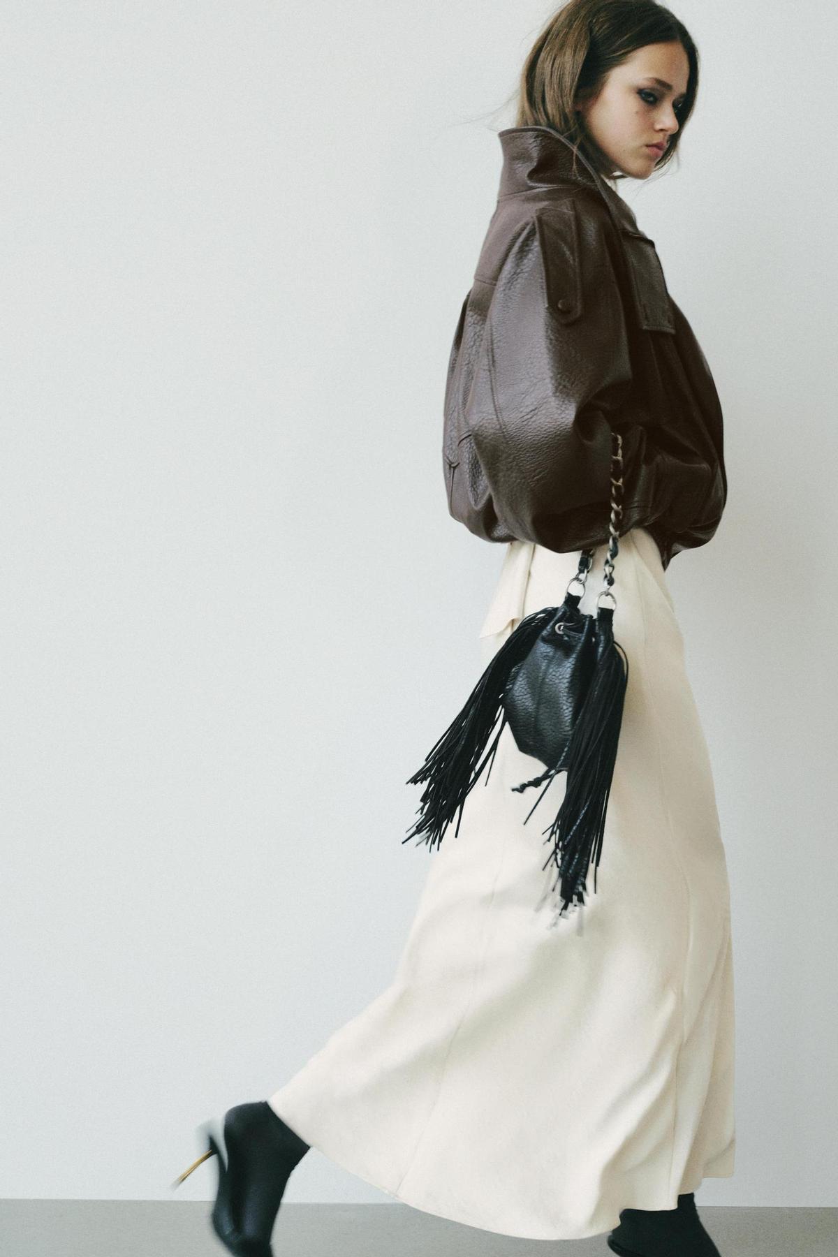 Bolso de hombro con flecos