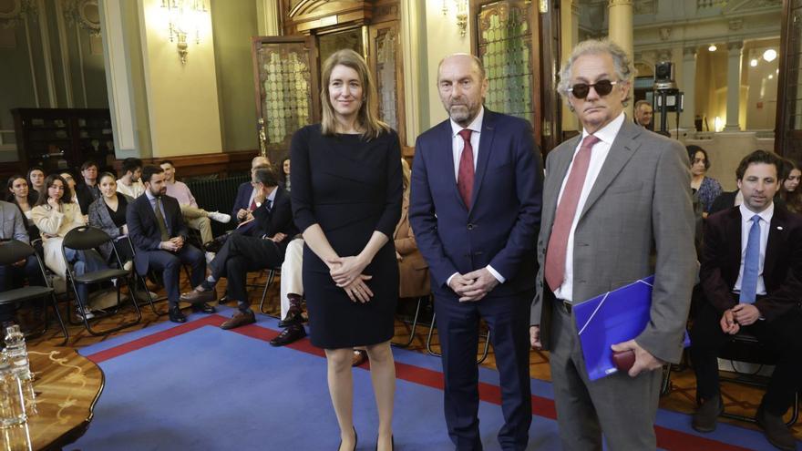 Violeta Ruiz Almendral, Juan Cofiño y Carlos Monasterio, al inicio del acto en la Junta.