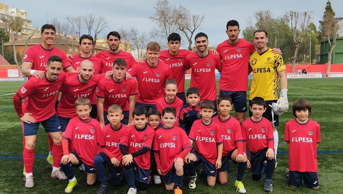 El primer equipo "roget" posa con el Prebenjamín B, antes del encuentro