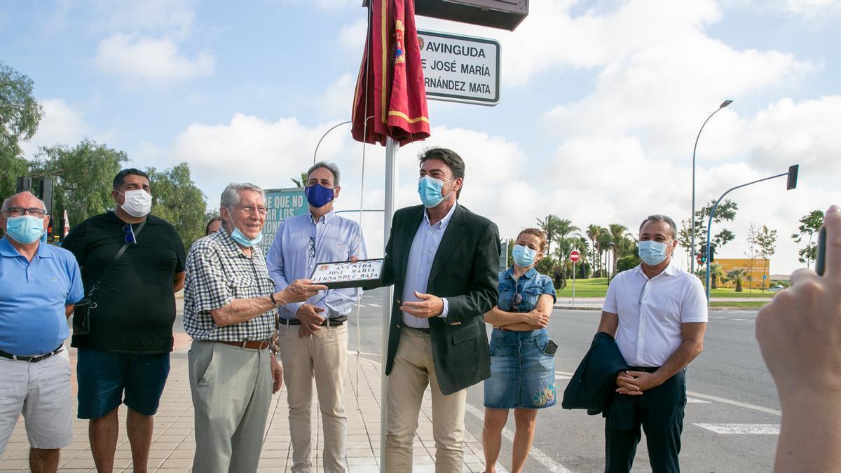 Un instante del acto de inauguración de la placa en el barrio de la Florida