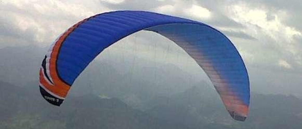 Un aficionado al parapente sobrevuela la sierra del Sueve.