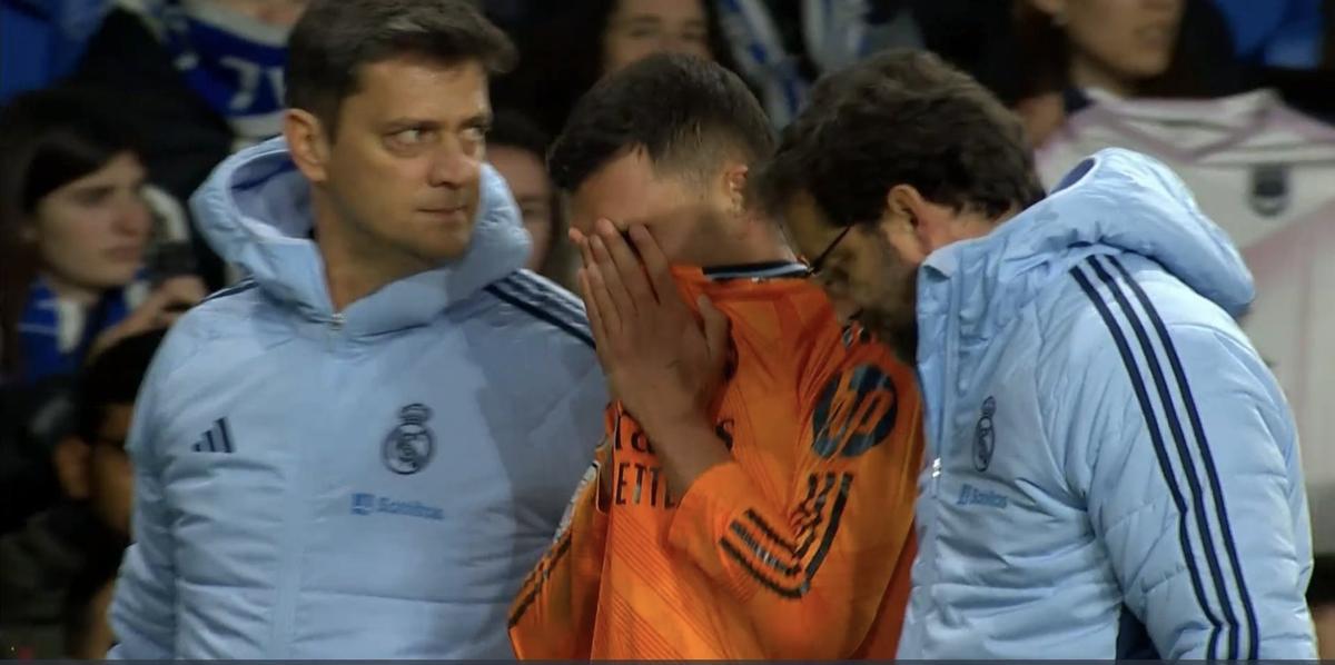 Dani Ceballos, jugador del Real Madrid, se cubre la cara tras la lesión que sufrió en Anoeta.