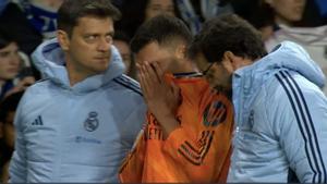 Dani Ceballos, jugador del Real Madrid, se cubre la cara tras la lesión que sufrió en Anoeta.