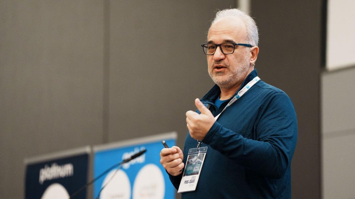 El ingeniero Jordi Puig-Suari, creador de los 'Cubesats', durante una conferencia en Málaga.