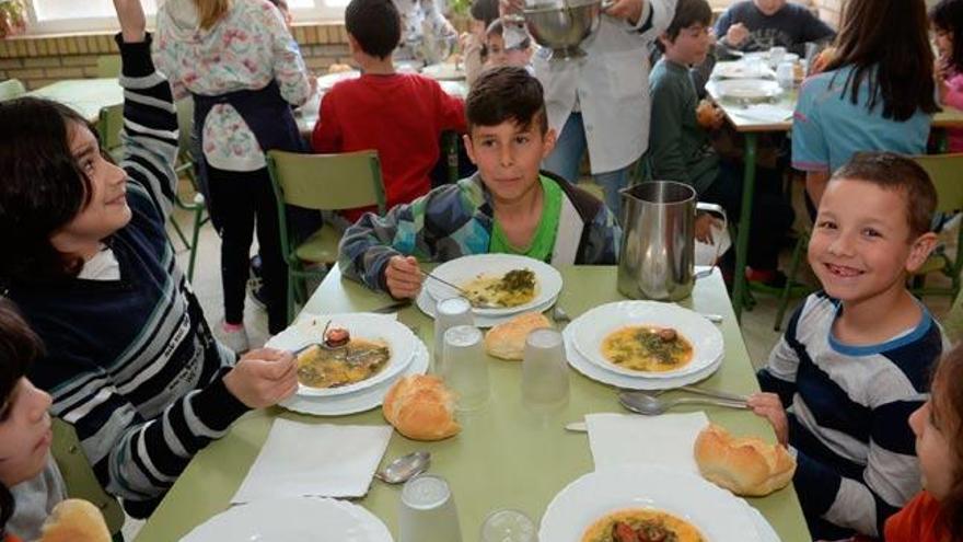 Unos niños toman el caldo verde, hoy // NOÉ PARGA