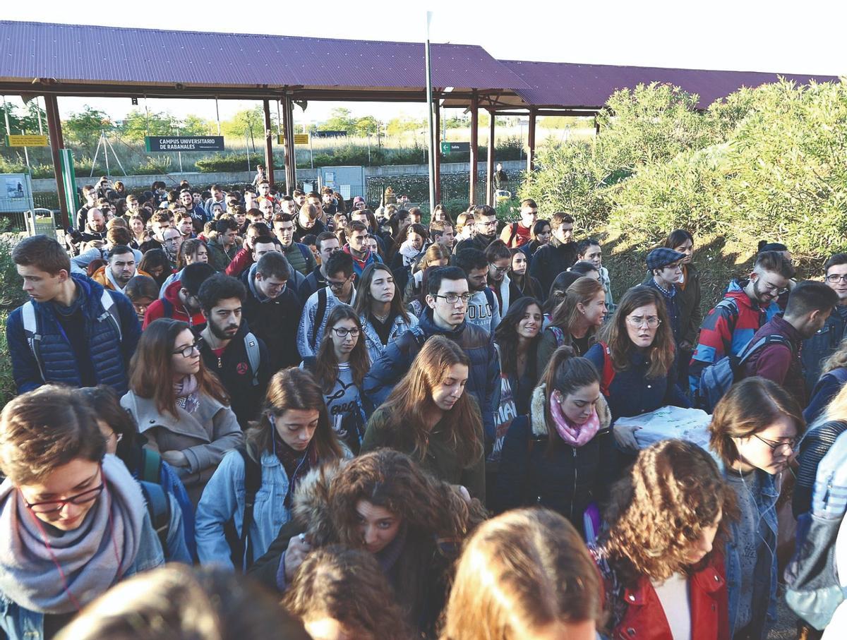 Universitarios llegando en el cercanía s al Campus de la UCO en Rabanales, estrechamente ligado al vecino Parque Tecnológico.