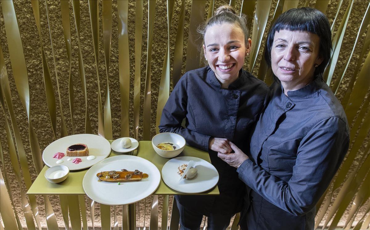 Olot 12 12 2020  Las chefs de Les Cols Fina Puigdevall y su hija Martina Puigvert preparan 4 recetas de Navidad sencillas  resultonas y asequibles  un aperitivo  un primero  un segundo y un postre Autor  David Aparicio