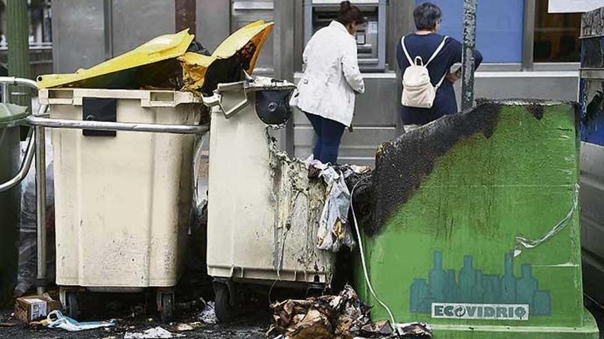 Contenedores quemados.