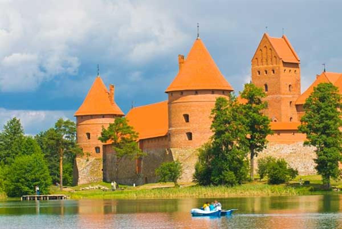 El Castillo de Trikai se erige sobr una isla en el lago Galve.