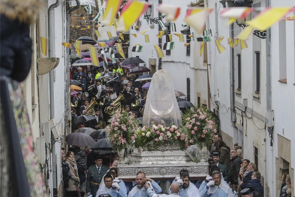 La procesión de Bajada de la Virgen de la Montaña, patrona de Cáceres